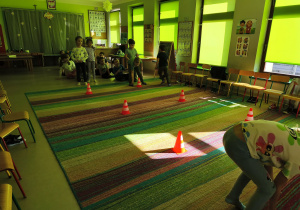 Uczestnicy biorą udział w konkurencji sportowej "Toczy się śnieżna kula".