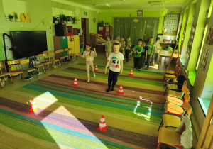 "Pszczółki" podczas konkurencji sportowej "Spacer ze śnieżynką".