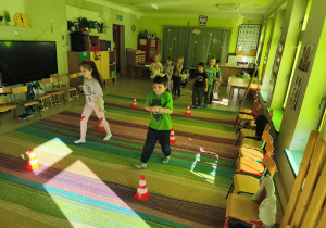 "Pszczółki" podczas konkurencji sportowej "Spacer ze śnieżynką".