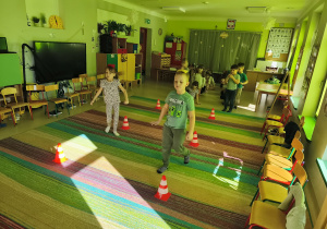 "Pszczółki" podczas konkurencji sportowej "Spacer ze śnieżynką".