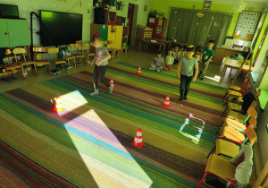 "Pszczółki" podczas konkurencji sportowej "Spacer ze śnieżynką".