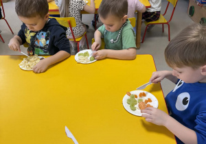 Dzieci kroją owoce.