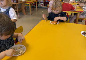 Dzieci kroją owoce.