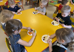 Dzieci kroją owoce.