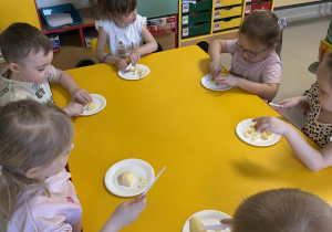 Dzieci kroją owoce.