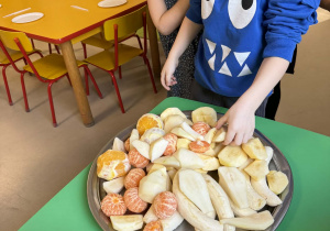 Dzieci wybierają owoce, które będą kroić.