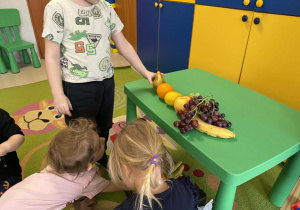 Dzieci układają owocowe kompozycje.