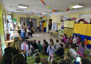 Pani Kasia przedstawia dzieciom psa rasy Nowofundland.