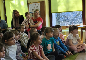 Dzieci z grup starszych uważnie słuchają ciekawostek na temat Nowofundlandów.
