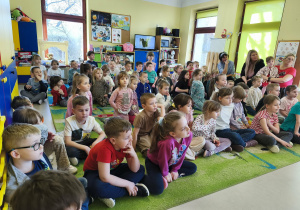 Dzieci z grup starszych uważnie słuchają ciekawostek na temat Nowofundlandów.