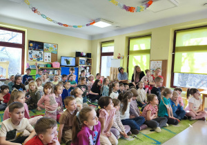 Dzieci z grup starszych uważnie słuchają ciekawostek na temat Nowofundlandów.