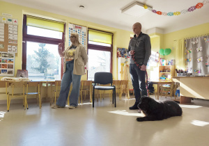 Pani Kasia rozmawia z dziećmi na temat tego, jaki powinien być przyjaciel zwierząt.