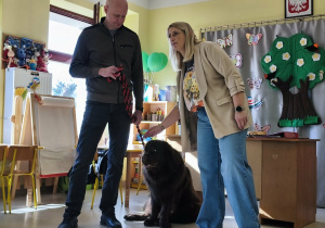 Pies rasy Nowofundland wraz z właścicielami.