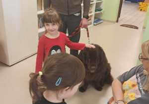 Wizyta Belli wraz z właścicielami w grupie "Żabek".