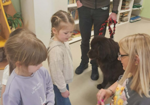 Wizyta Belli wraz z właścicielami w grupie "Żabek".