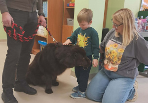 Wizyta Belli wraz z właścicielami w grupie "Żabek".