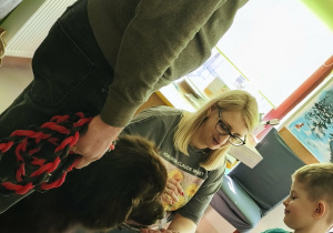 Wizyta Belli wraz z właścicielami w grupie "Pszczółek".