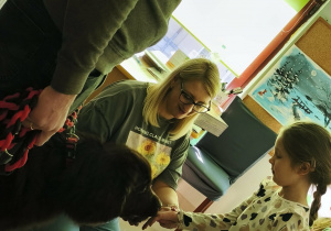 Wizyta Belli wraz z właścicielami w grupie "Pszczółek".