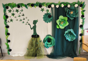 Dekoracja przygotowana na Uroczystość z okazji Dnia Kobiet i Mężczyzn w naszym przedszkolu.