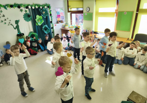Taniec z serduszkami w wykonaniu chłopców z grupy IV.
