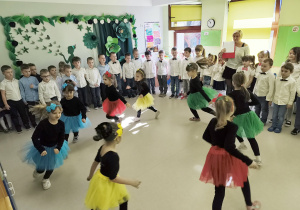 Dziewczynki z grupy "Motylków" prezentują choreografię do utworu "Safri Duo".