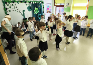 Dziewczynki z grupy "Pszczółek" prezentują swoją część choreografii do utworu "MIX LADIES&GENTLEMAN".