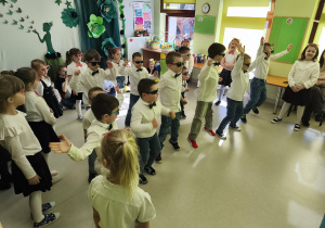 Chłopcy z grupy "Pszczółek" prezentują swoją część choreografii do utworu "MIX LADIES&GENTLEMAN".