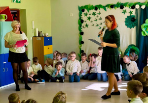 Panie prowadzące zapraszają wszystkich do udziału w uroczystości.