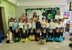 Dzieci z grupy "Motylków" wraz z paniami na tle tematycznej dekoracji.