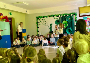 Dwoje dzieci z "Pszczółek" podczas odgrywania scenki wprowadzającej do naszego spotkania.