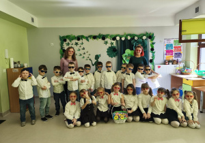 Dzieci z grupy "Pszczółek" wraz z paniami na tle tematycznej dekoracji.