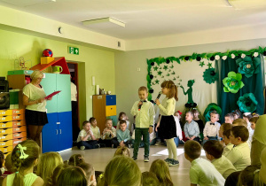 Dwoje dzieci z "Pszczółek" podczas odgrywania scenki wprowadzającej do naszego spotkania.