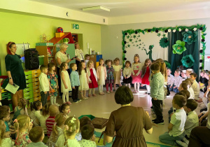 Dzieci z grupy "Żabek" śpiewają piosenkę "Dzisiaj Dzień Kobiet".