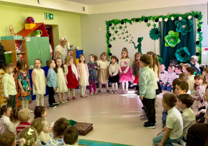 Dzieci z grupy "Żabek" śpiewają piosenkę "Dzisiaj Dzień Kobiet".