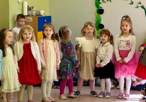 Dzieci z grupy "Żabek" śpiewają piosenkę "Dzisiaj Dzień Kobiet".
