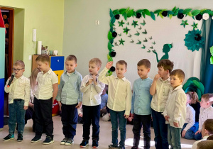 Chłopcy z "Motylków" recytują wierszyki dla kobiet.