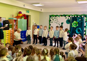 Chłopcy z "Motylków" recytują wierszyki dla kobiet.