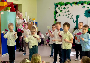 Taniec z serduszkami w wykonaniu chłopców z grupy IV.