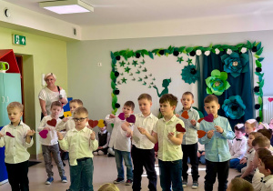 Taniec z serduszkami w wykonaniu chłopców z grupy IV.