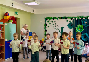 Taniec z serduszkami w wykonaniu chłopców z grupy IV.