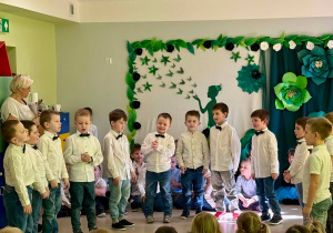 Chłopcy z grupy V śpiewają piosenkę dla wszystkich kobiet.