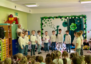 Chłopcy z grupy V śpiewają piosenkę dla wszystkich kobiet.