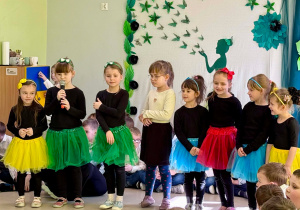 Dziewczynki z "Motylków" recytują wierszyki dla chłopców.