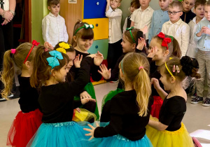 Dziewczynki z grupy "Motylków" prezentują choreografię do utworu "Safri Duo".