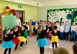 Dziewczynki z grupy "Motylków" prezentują choreografię do utworu "Safri Duo".