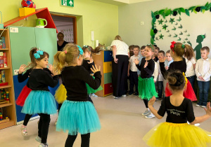 Dziewczynki z grupy "Motylków" prezentują choreografię do utworu "Safri Duo".