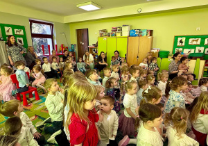 Dzieci na widowni podczas Uroczystości z okazji Dnia Kobiet i Mężczyzn w naszym przedszkolu.