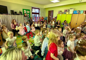Dzieci na widowni podczas Uroczystości z okazji Dnia Kobiet i Mężczyzn w naszym przedszkolu.