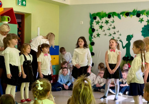 Dziewczynki z grupy V śpiewają piosenkę dla wszystkich panów.