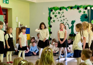 Dziewczynki z grupy V śpiewają piosenkę dla wszystkich panów.